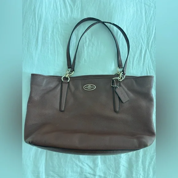 Beautiful Pebbled Leather Coach bag with Gold Details: - Picture 2 of 15